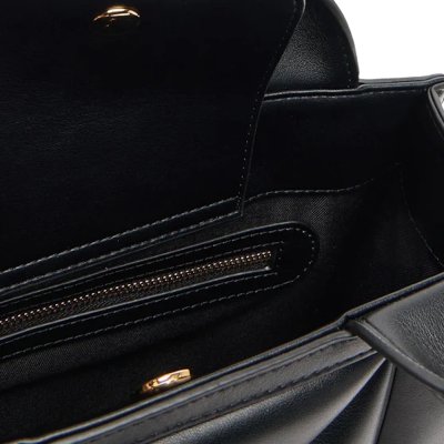 THE EMBOSSED Q SMALL SHOPPING BAG
